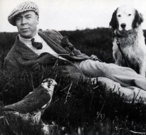 foto in bianco e nero di un cacciatore con il cane da caccia ed il falco